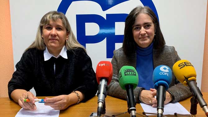 Inmaculada Pose y Sonsoles Sánchez-Reyes en rueda de prensa.