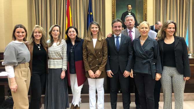 Alicia García (centro) junto a otras diputadas en el Congreso.