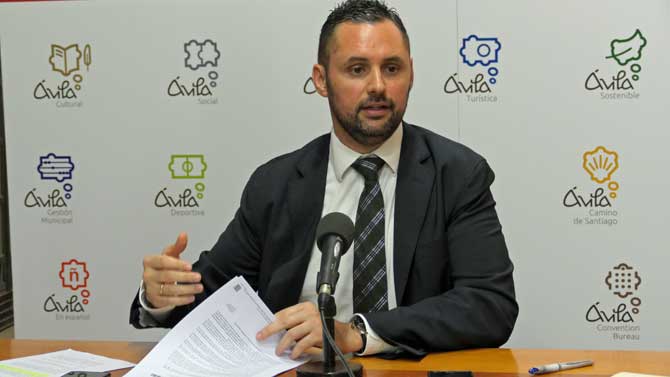 Jos&eacute; Ram&oacute;n Budi&ntilde;o explica los acuerdos de la Junta de Gobierno.