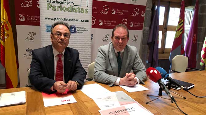 Jos&eacute; Pulido y &Aacute;ngel S&aacute;nchez presentan el ciclo de la Asociaci&oacute;n de Periodistas.