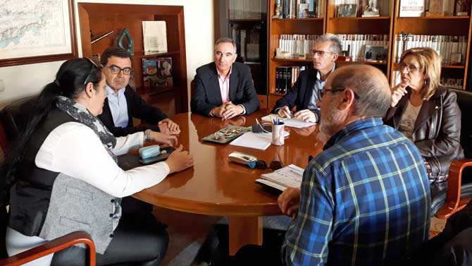 Plataforma de afectados por Idental con el delegado de la Junta.
