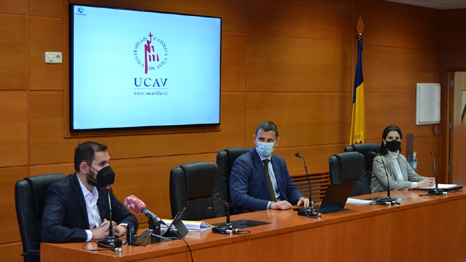 El viceconsejero de Empleo (centro) en la UCAV.