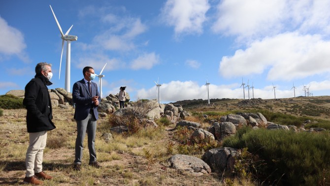 El viceconsejro de Empleo y el alcalde de Las Navas en la zona donde se proyecta el parque fototoltaico, en septiembre.