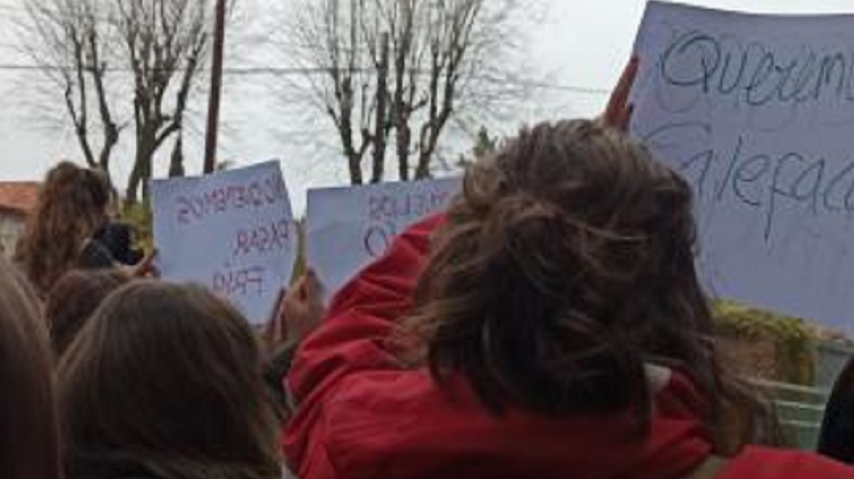 Alumnos de la Escuela de Artes protestan frente a la Dirección Provincial de Educación