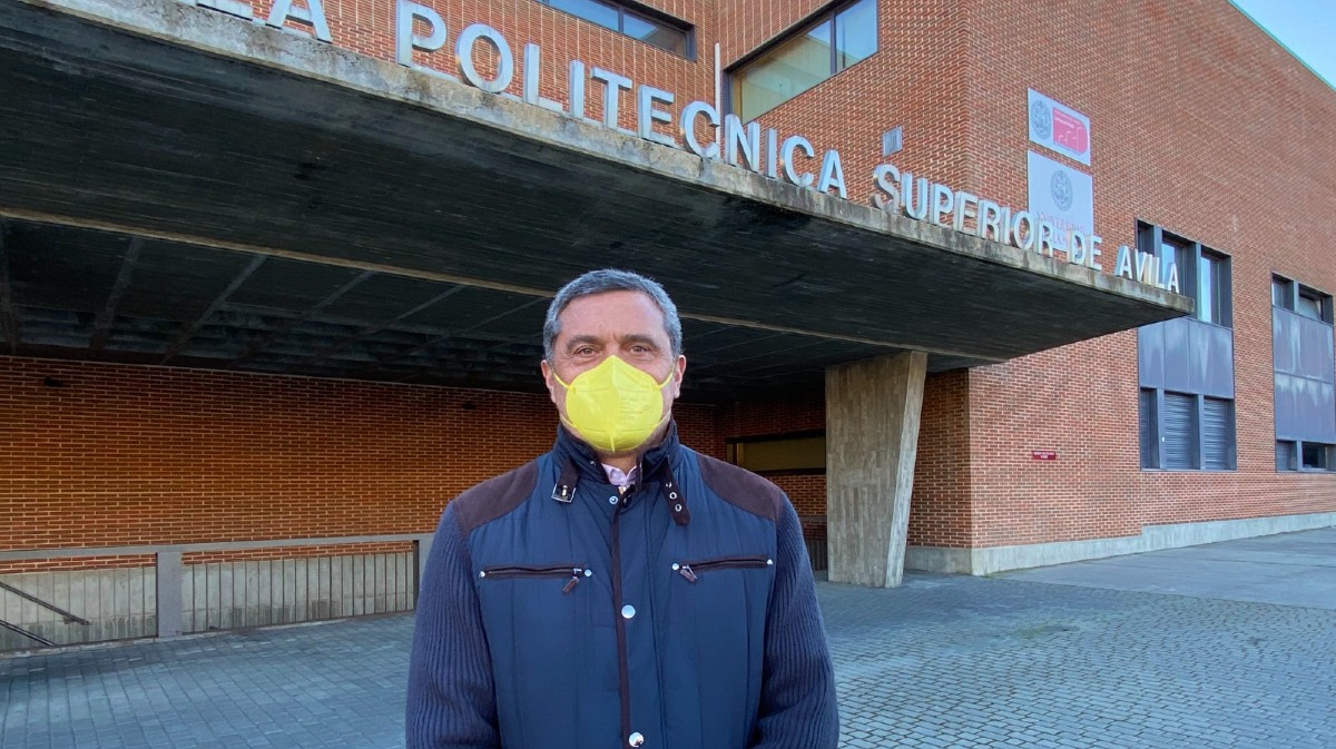 Pedro Pascual ante la Escuela Politécnica de Ávila.