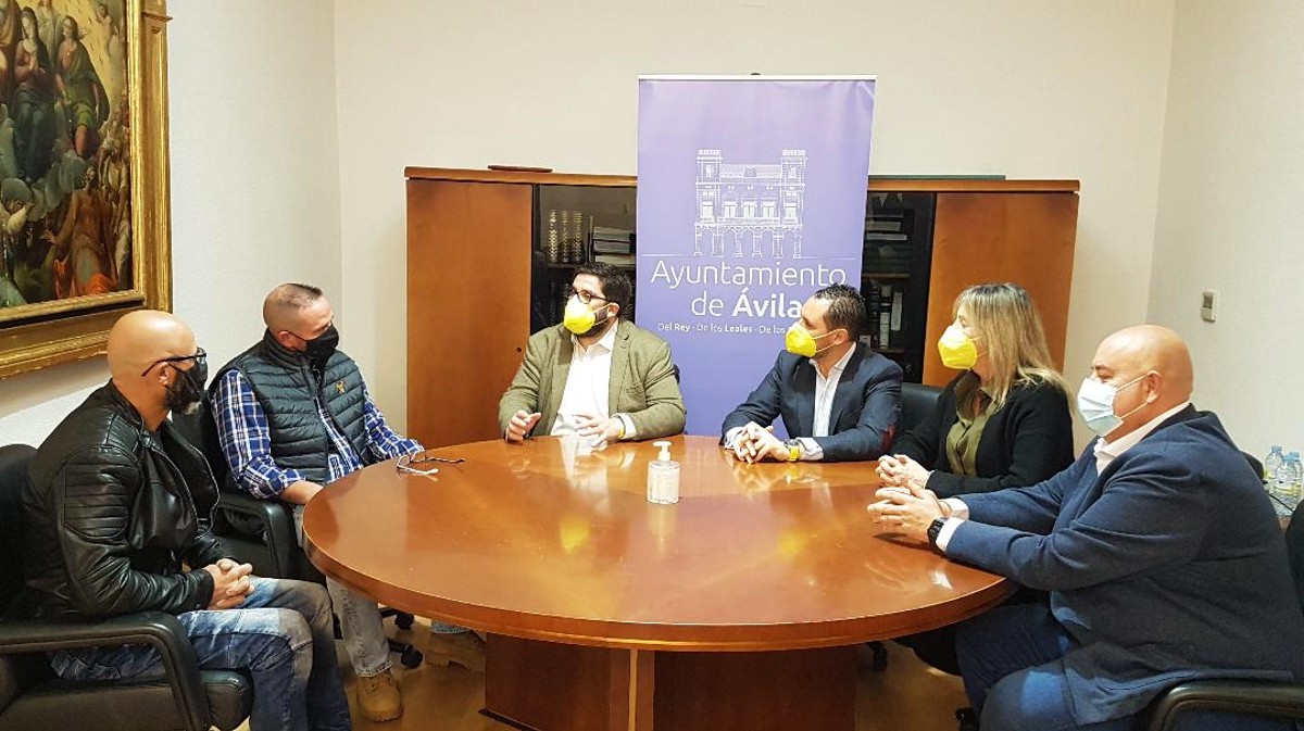 El alcalde de Avila recibe a los mecánicos abulenses participantes en el Dakar Classic 2022.