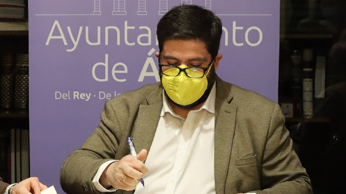 El alcalde de Ávila, durante la firma del convenio con la Junta de Semana Santa