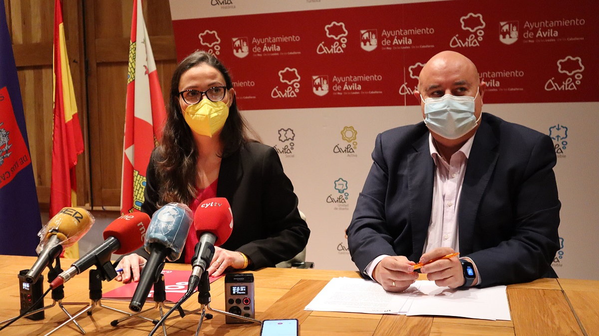 Sonsoles Prieto y Carlos López presentando la iniciativa ‘Los Viernes de Palacio’