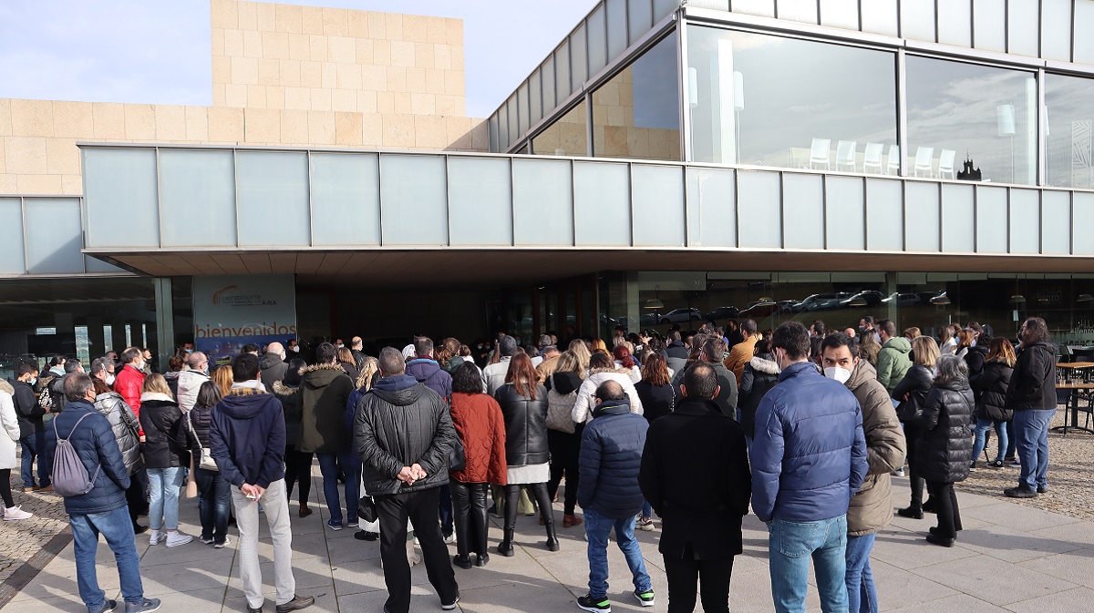 Opositores esperan su turno para entrar en el Lienzo Norte.