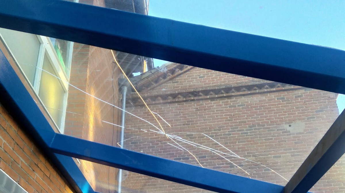 Elementos dañados en el CEIP Cervantes.