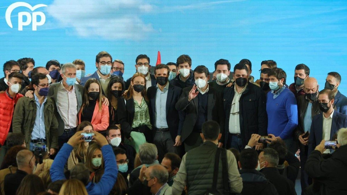 Militantes del PP posan con Pablo Casado en el mitin del 30 de enero en Ávila.