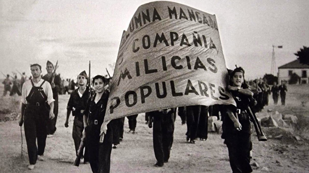 Milicianas populares de la columna Mangada festejan la toma de Navalperal. Foto Marín 27/8/1936. Exposición 'Héroes sin armas'. SECC.
