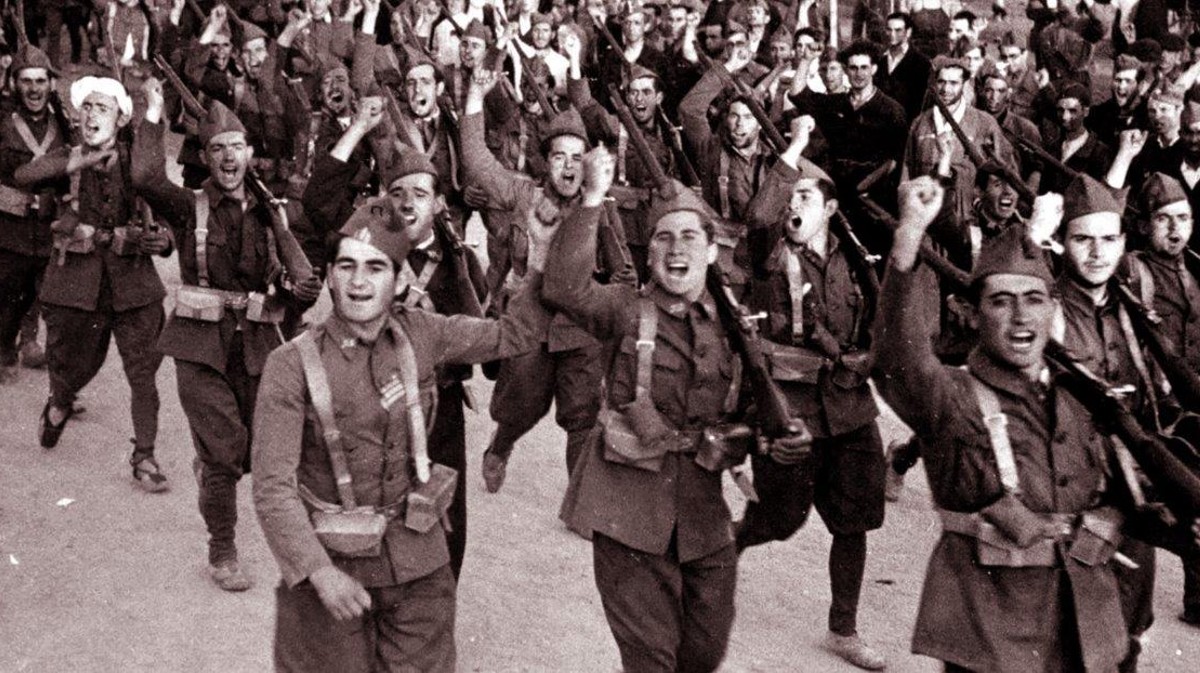 Milicianos de la columna Mangada festejan la toma de Navalperal. Foto Marín. ABC 28/8/1936,
