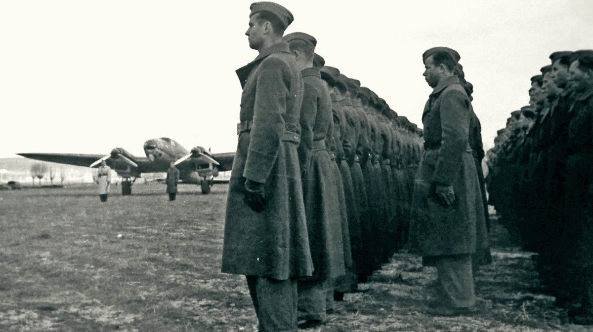 Formación de la Legión Cóndor en el campo de aviación de Ávila. Foto Pepe 'Campúa'. Archivo General Militar de Ávila, 1938.