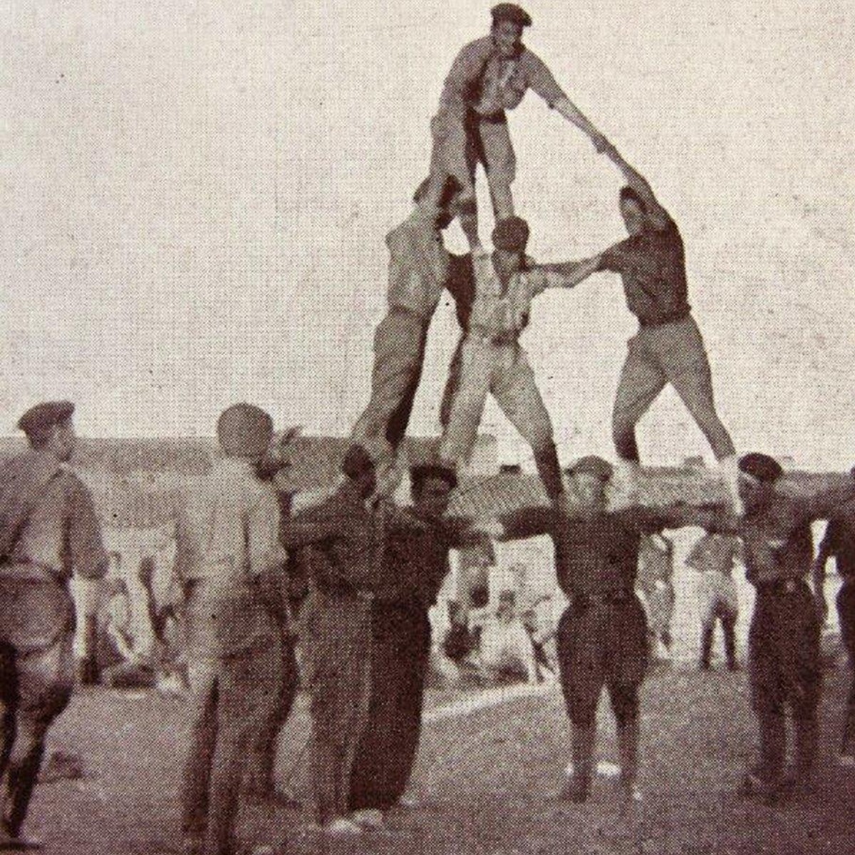 Soldados del Tercio de Requetés de Montserrat formando de castellers en San Esteban de los Patos, 1938.