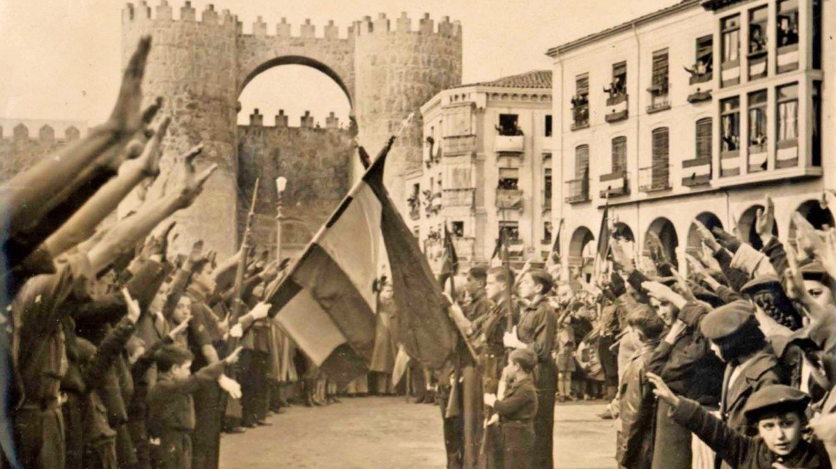 Jura de bandera de cadetes falangistas. Foto Mayoral, 1937, BNE.