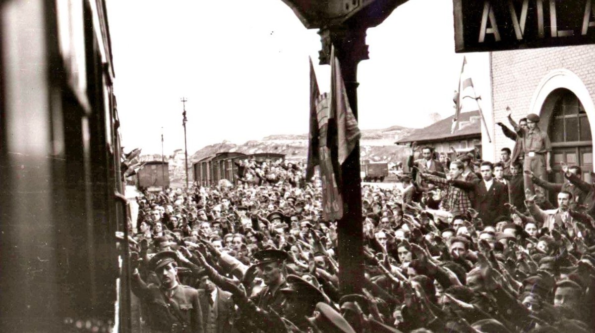Paso por Ávila de los restos de Sanjurjo con destino a Pamplona. Foto Hermes Pato/Agencia Cifra. BNE.