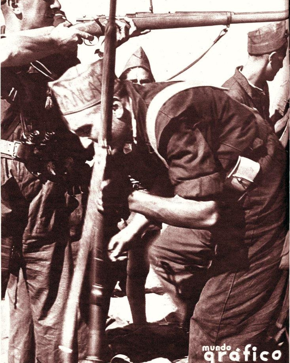 Columna Mangada en el frente de Navalperal. Foto Opless. Mundo Gráfico 26/8/1936. BNE.