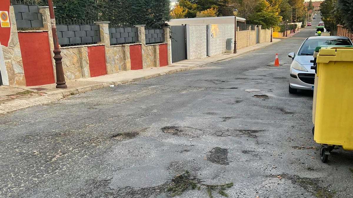 Baches en una calle del barrio de Las Hervencias. Foto: PSOE.