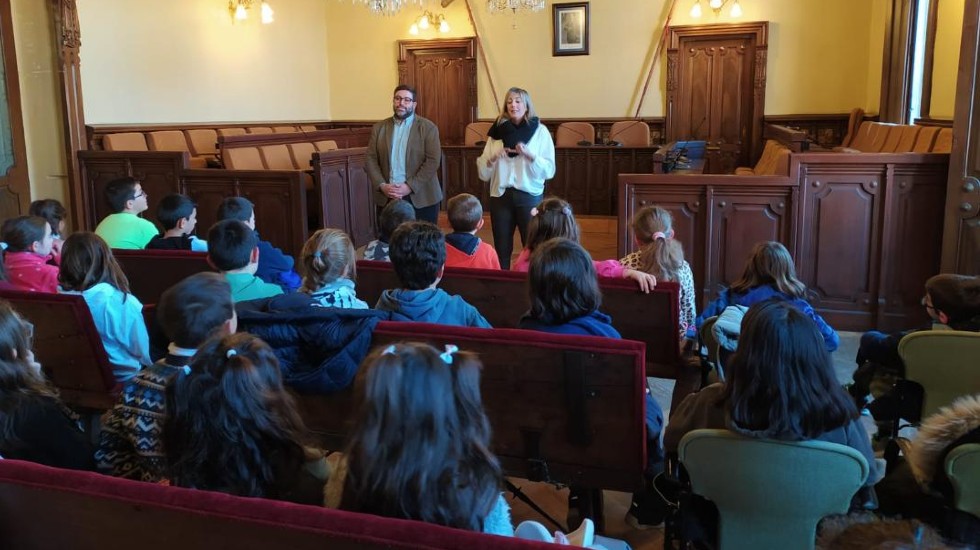 Alumnos del CEIP Santo Tomás en el Ayuntamiento.