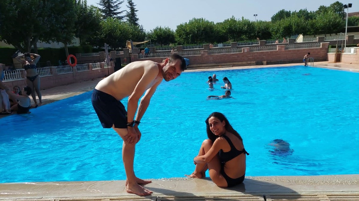 Asistentes personales de Faema en una piscina.