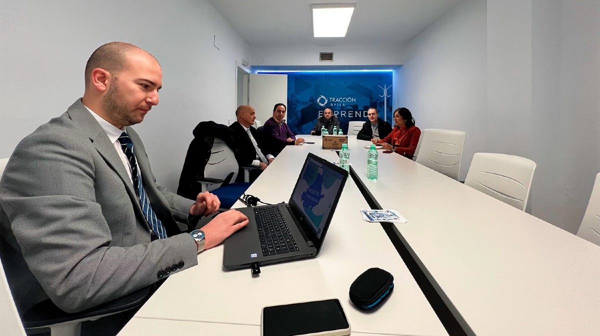 Representantes de la Agrupación de Comercio de Segovia visita la oficina de Tracción Ávila.