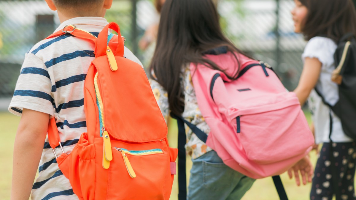 Escolares camino al colegio.