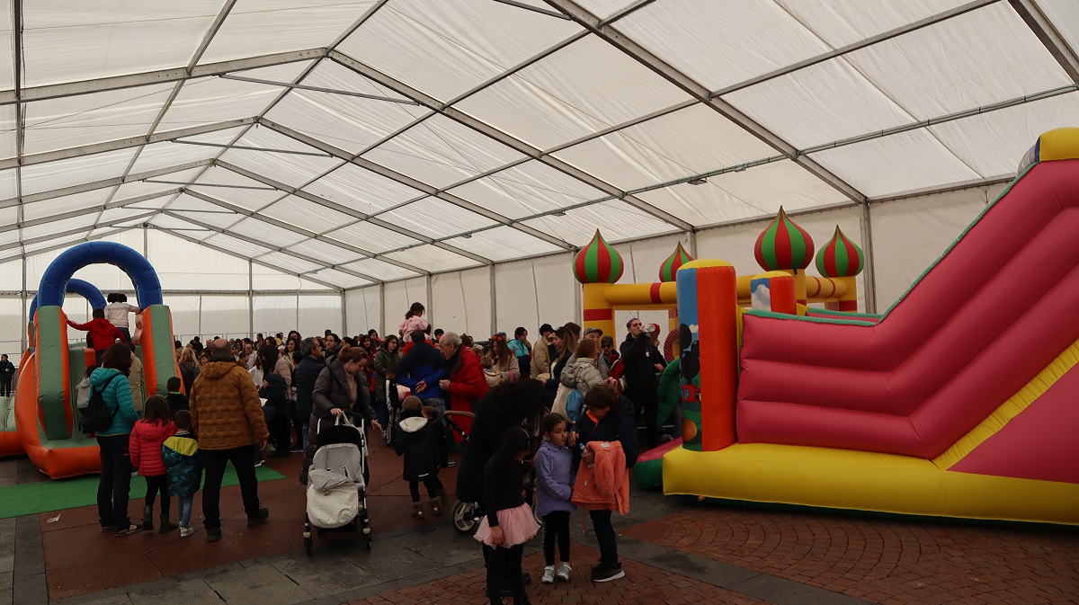 Actividades infantiles en la carpa del Mercado Chico el martes por la mañana.