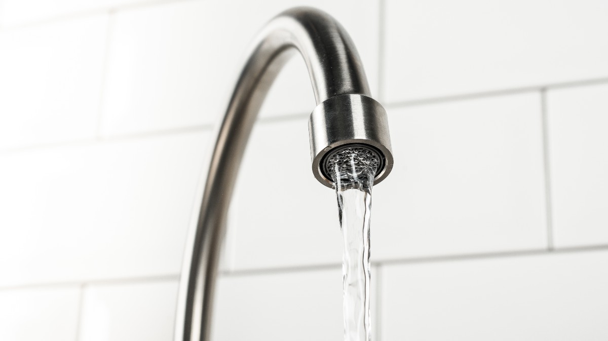 Grifo en la cocina de una vivienda.