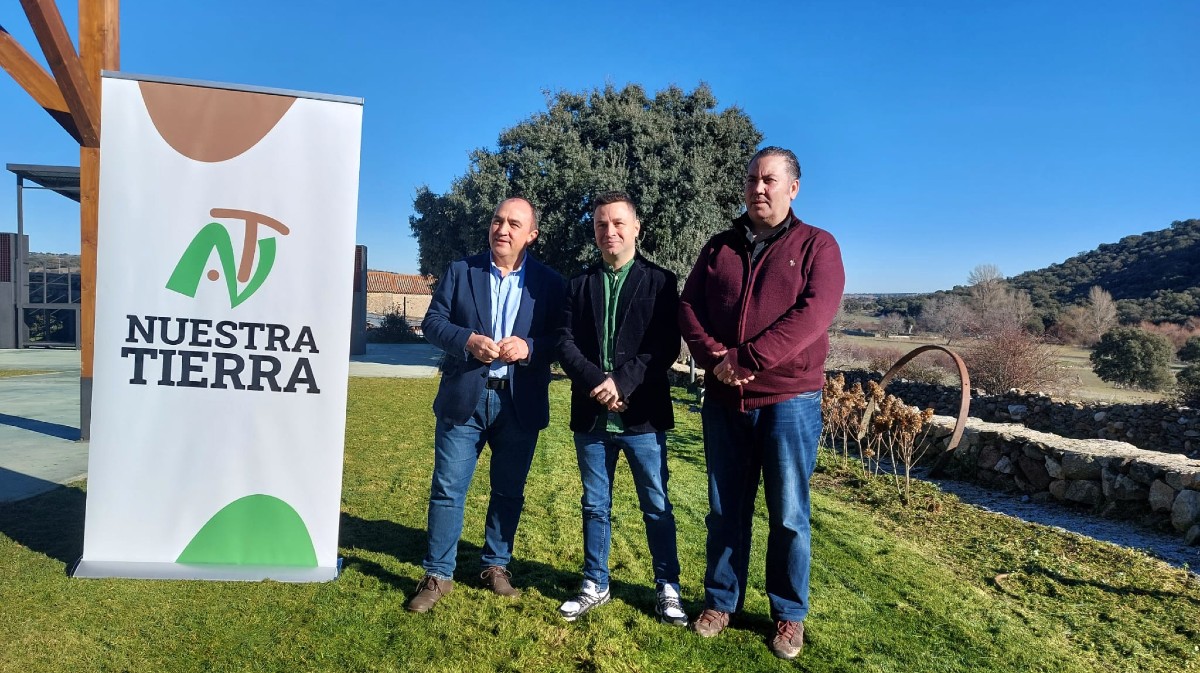 Pedro Muñoz, Roberto Aparicio y Fernando Ceballos en la presentación de Nuestra Tierra.