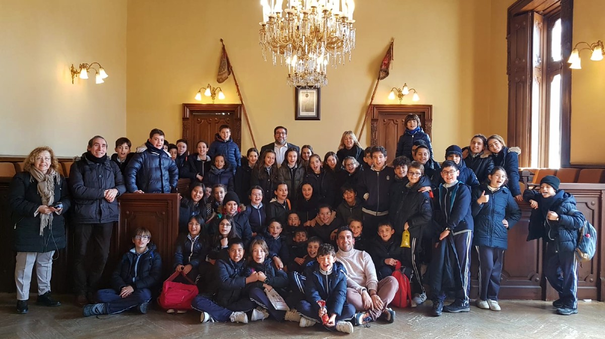 Alumnos del Colegio Concepcionistas, de Segovia, en el Ayuntamiento de Ávila.