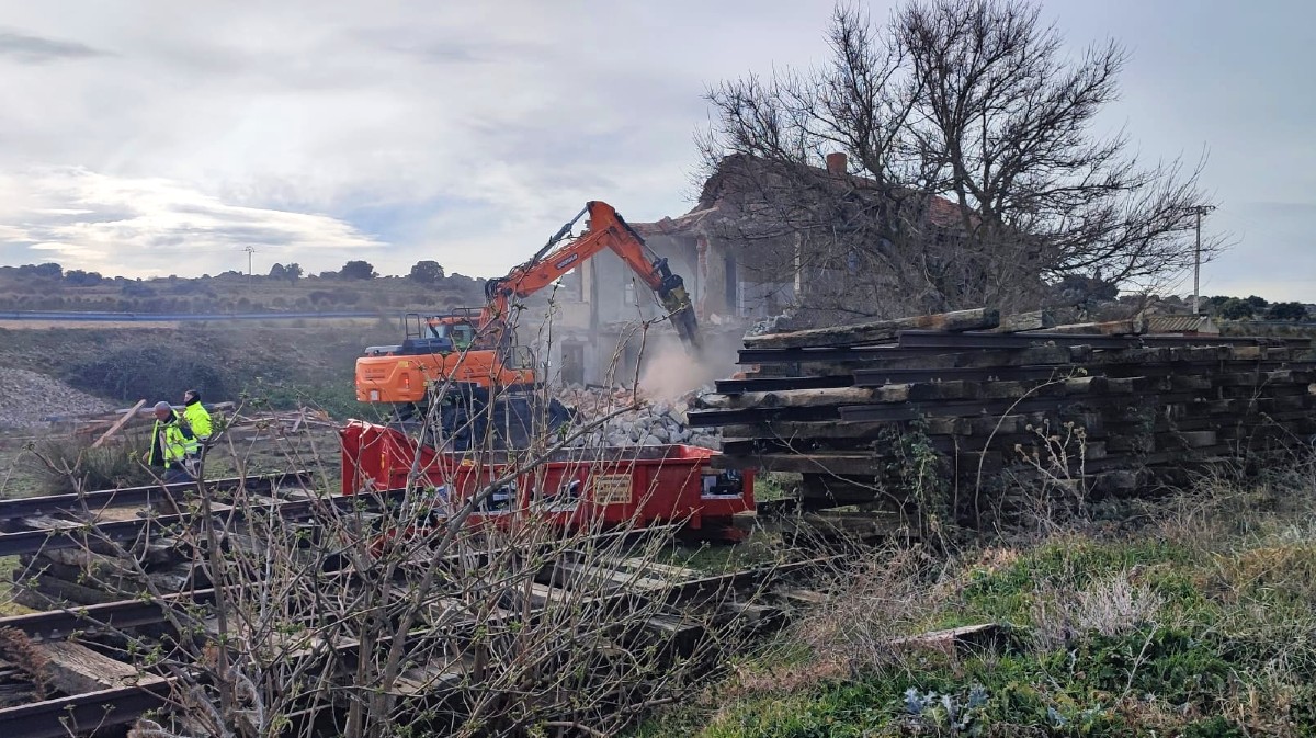Derribo de la estaci&oacute;n de Mingorr&iacute;a. Foto: Jes&uacute;s Mar&iacute;a Sanchidri&aacute;n.