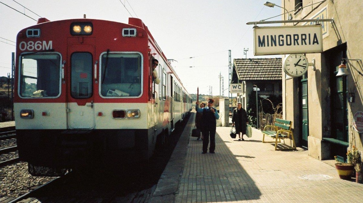 Parada del tren en Mingorr&iacute;a. Hacia 1990. Colec.  Joaqu&iacute;n Albarr&aacute;n.
