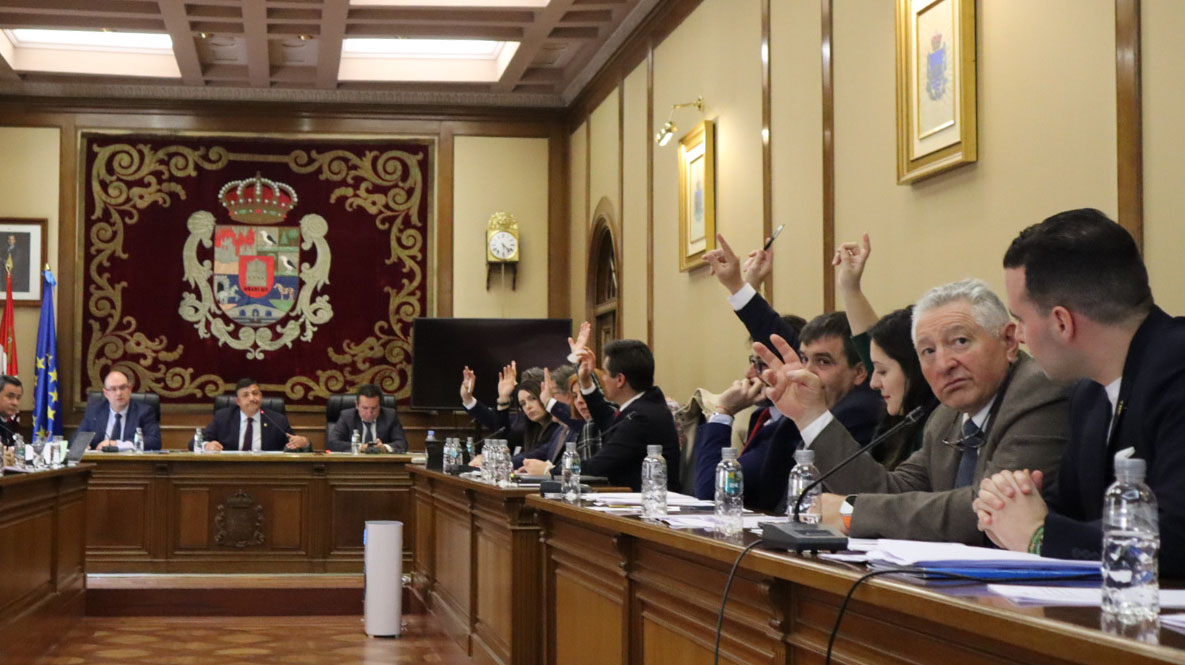 Bancada del PSOE y Por Ávila durante una votación del pleno de febrero