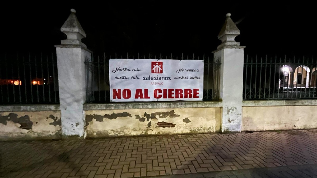 Pancarta contra el cierre del Colegio Salesianos en el recinto del centro educativo de Arèvalo.