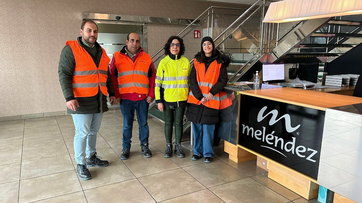 El secretario de UPA, Buenaventura González, con los dos jóvenes del programa Cultiva.