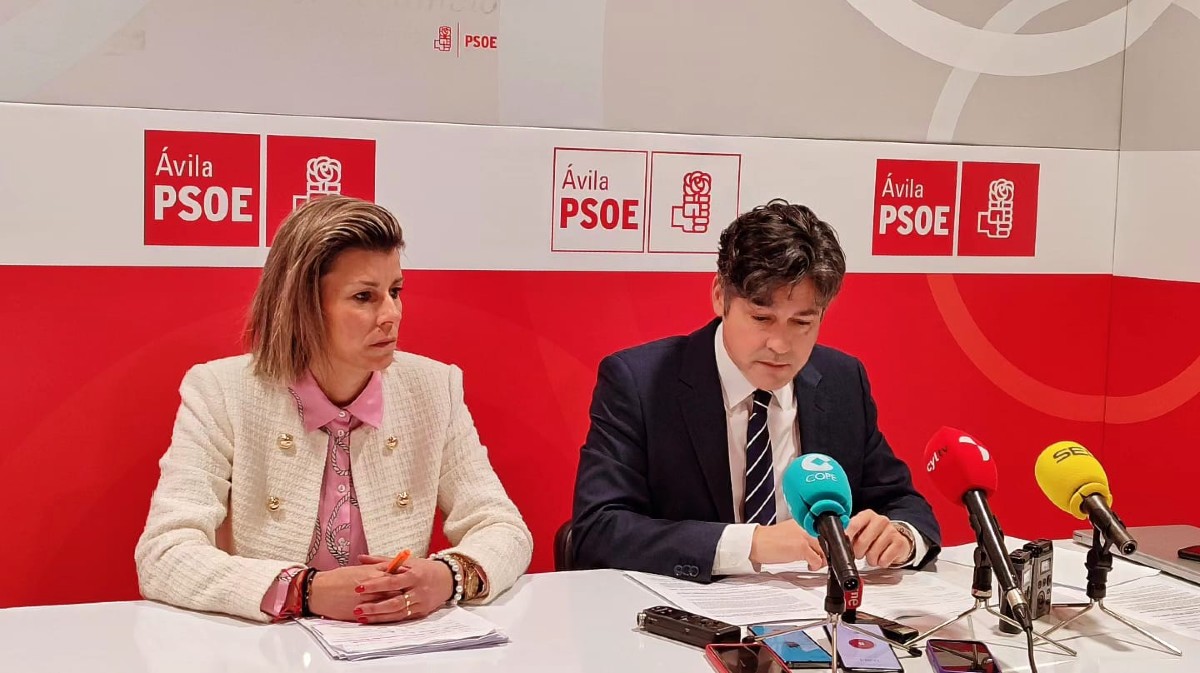 Eva Arias y Arturo Barral en rueda de prensa.