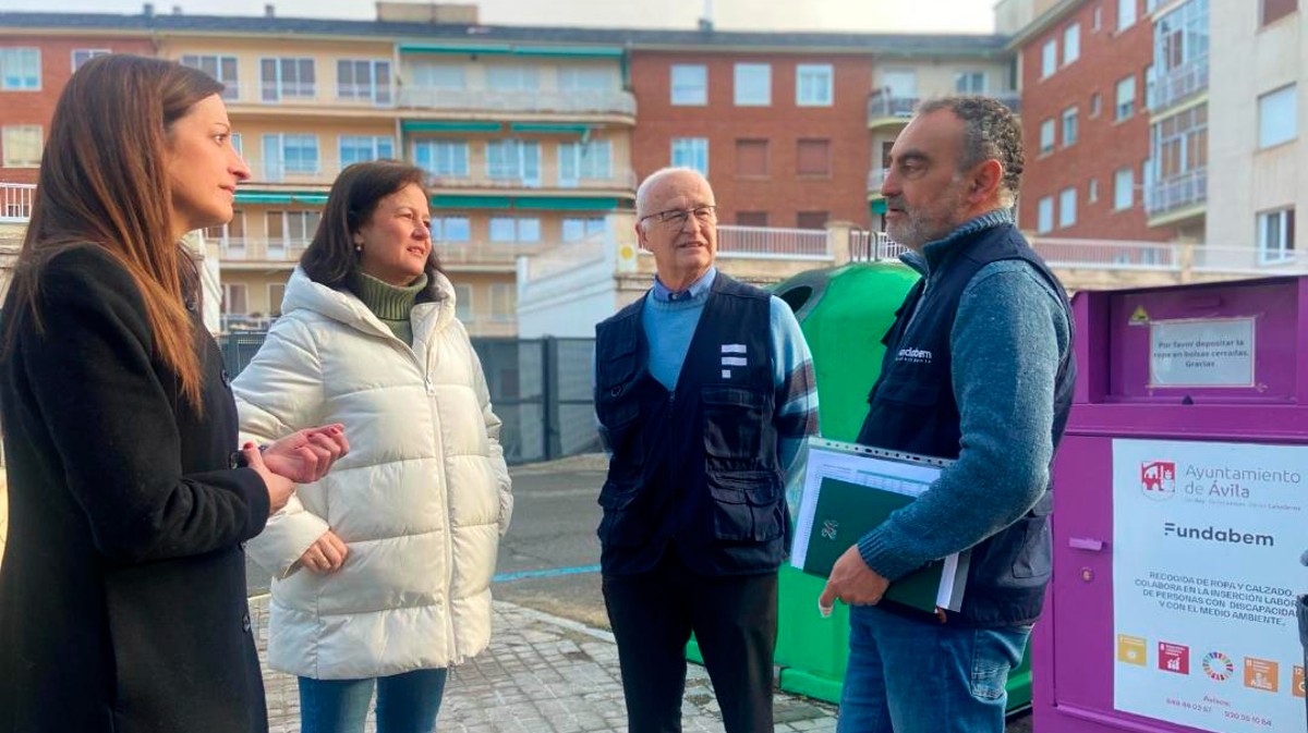 Responsables municipales y de Fundabem en el contenedor de la plaza de Virreina Mar&iacute;a D&aacute;vila.