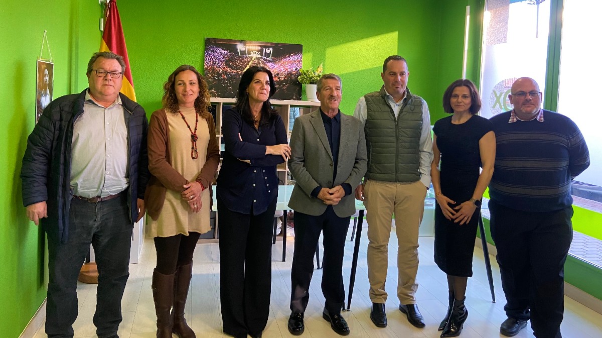 Nueva ejecutiva de Vox en Ávila, con la diputada María Ruiz (tercera izquierda), Juan Saborido (centro) y David Sierra (tercero derecha).