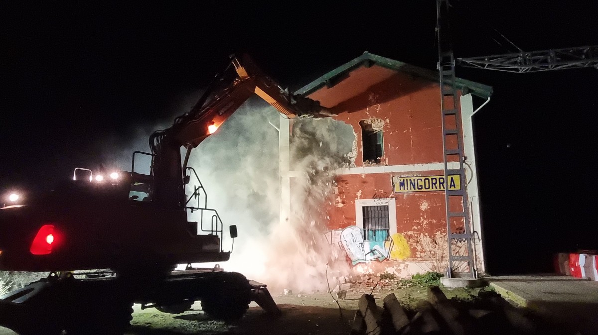 Derribo de la estación de Mingorría en la madrugada del jueves.