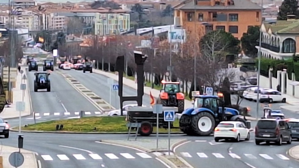 Tractores en la avenida Juan Carlos I a las 14,45 horas.