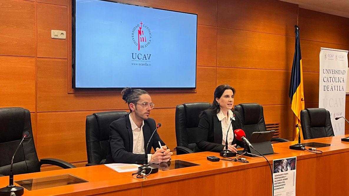 La vicerrectora de Ordenación Académica, Lourdes Miguel y el técnico de rankings Arturo Mancebo