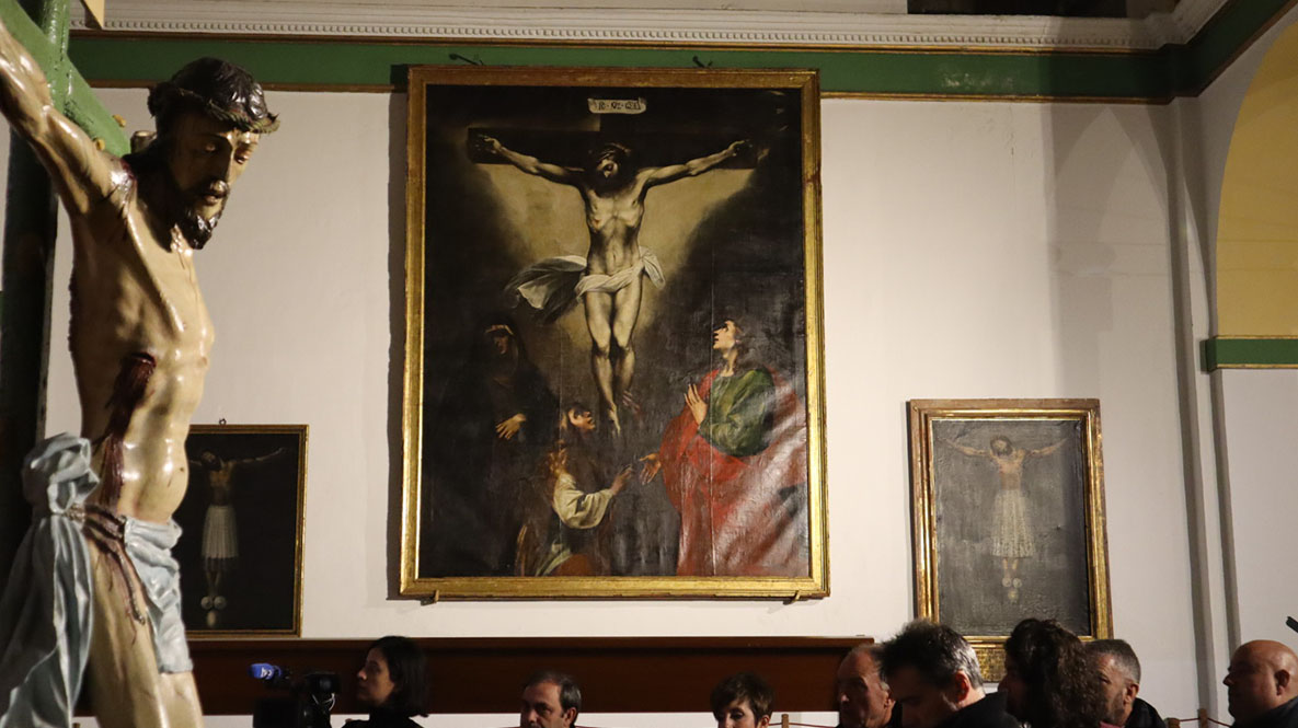 El Cristo de los Ajusticiados con el Cristo de Burgos, de Mateo Cerezo al fondo