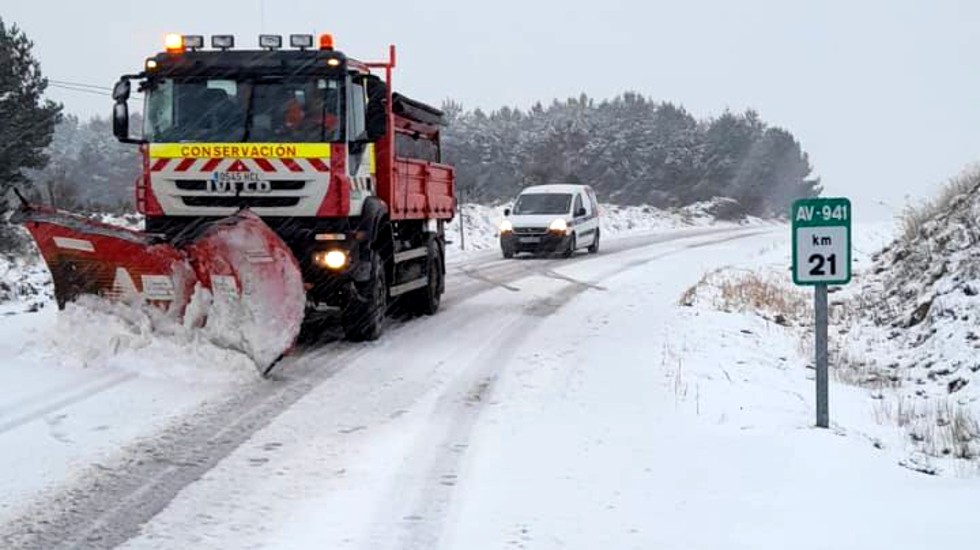 Quitanieves en la carretera AV-941.