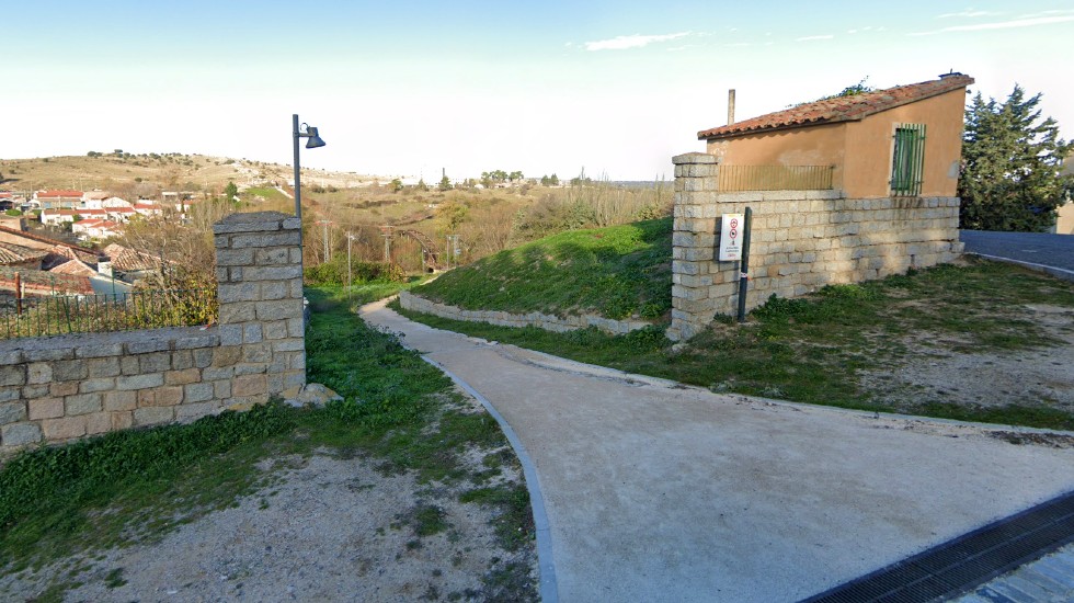 Entrada al paseo situado entre San Segundo y el Lienzo Norte.