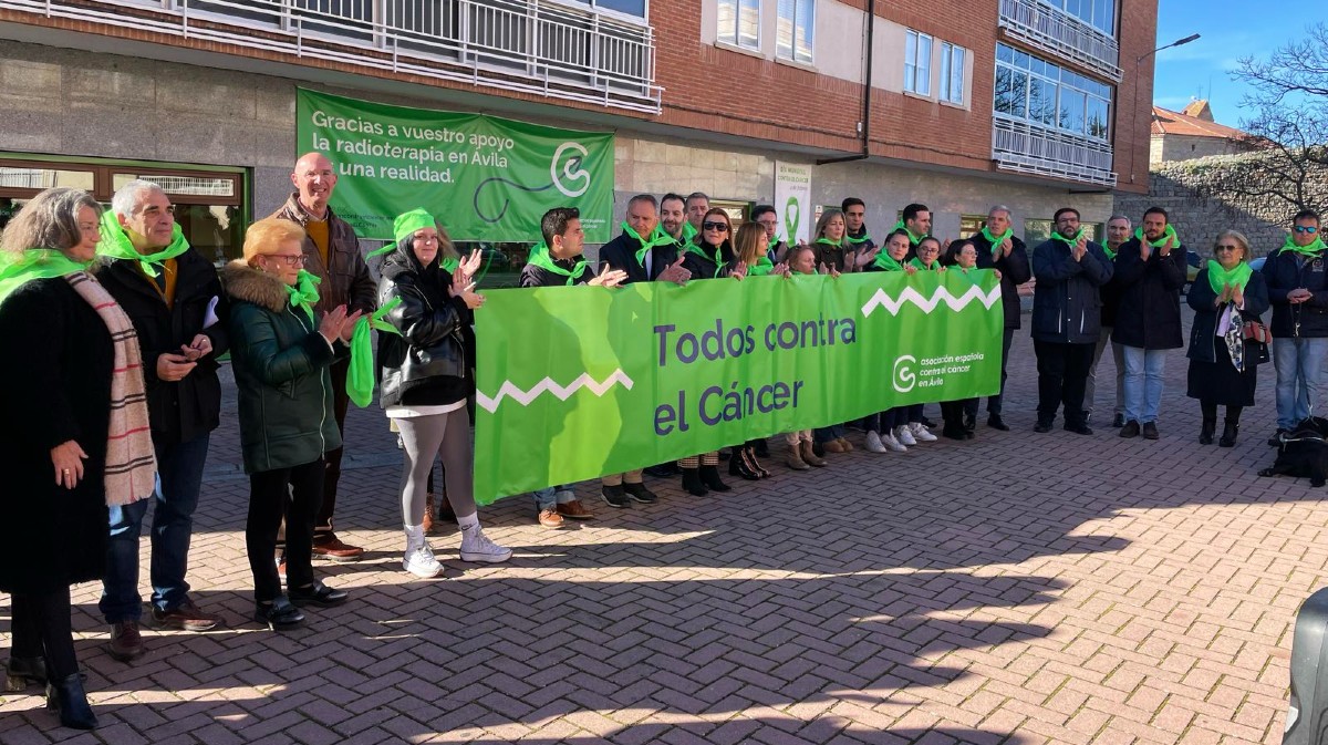 Día Mundial contra el Cáncer ante la sede de la AECC de Ávila.