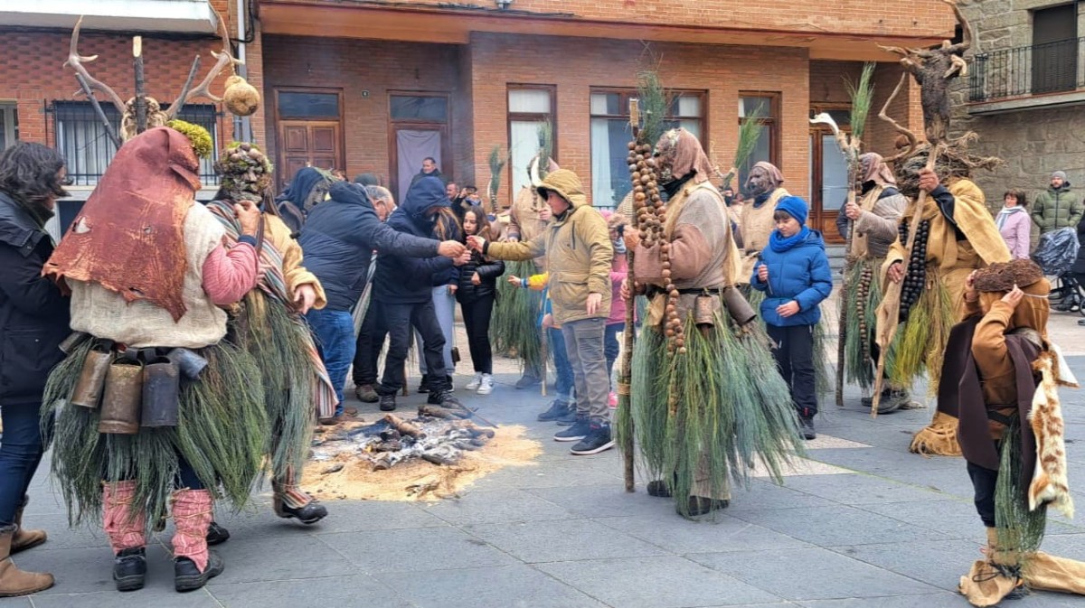 La tiznaera y la cencerr&aacute; vuelven con los jarramachos a Navarrevisca.