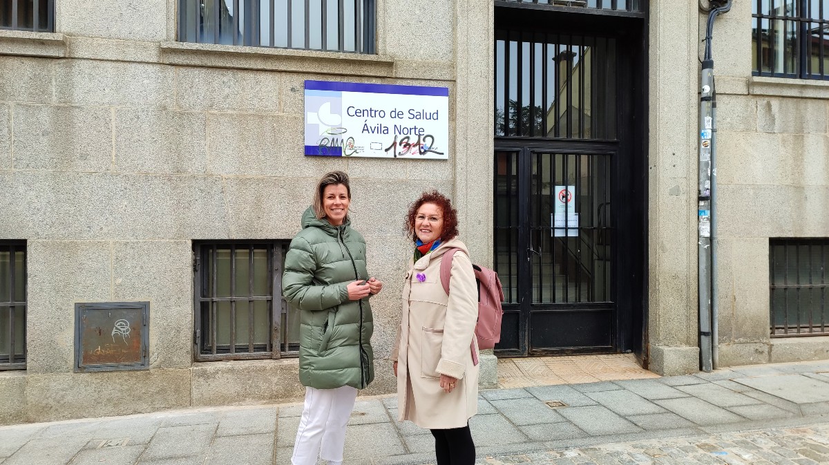 Eva Arias y Juliana Jimenez ante el Centro de Salud Ávia Norte.