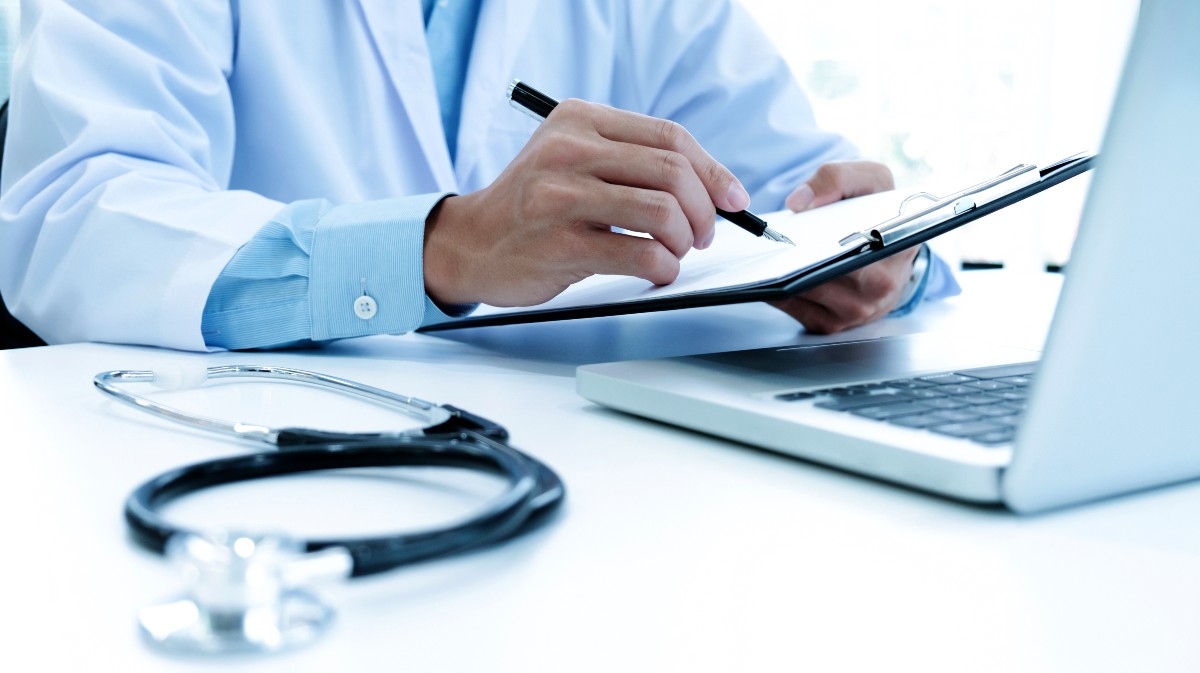 Imagen de archivo de un médico en su consulta.