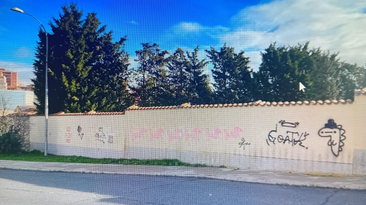 Pintadas realizadas en la fachada